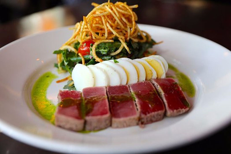 Cá ngừ áp chảo