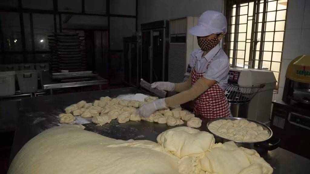 Bánh mì mỏ Quảng Ninh: Nét đẹp văn hóa ẩm thực độc đáo của người thợ lò