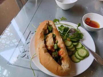 Bánh mì chả mực Hạ Long: Tuyệt phẩm thức quà sáng từ phố biển