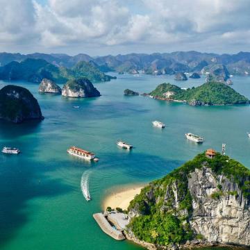 Vịnh Hạ Long: Khám Phá Kỳ Quan Thiên Nhiên và Quần Thể Đảo Độc Đáo
