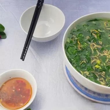 Canh Cải Nấu Rươi: Hương Vị Ấm Nồng Di Sản Ẩm Thực Vùng Đất Đông Triều
