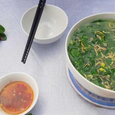 Canh Cải Nấu Rươi: Hương Vị Ấm Nồng Di Sản Ẩm Thực Vùng Đất Đông Triều