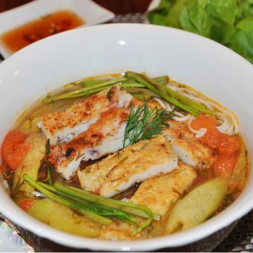 Hạ Long: Ăn bún chả mực 